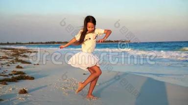 可爱的快乐小<strong>女孩</strong>在白色海滩<strong>日</strong>落。 可爱的孩子在热带海滨慢动作视频<strong>舞蹈</strong>
