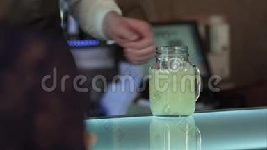 酒吧的酒吧服务员用冰做鸡尾酒，用菠萝装饰