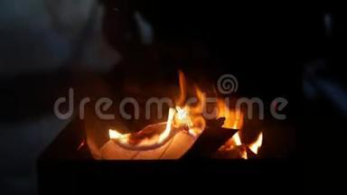 冬季晚上烧烤炉用火