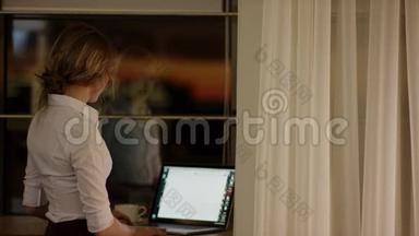漂亮的金发美女在笔记本电脑上上网