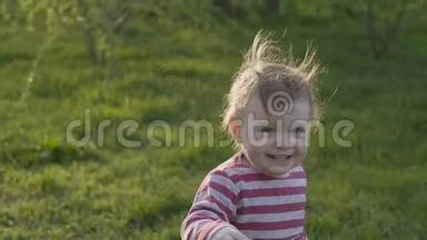 快乐的小女孩<strong>走</strong>在草地上<strong>走</strong>向妈妈，带着一颗古老的<strong>心</strong>在春天的公园里。
