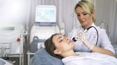 年轻女子在美容院接受无线电升降术