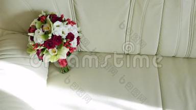 婚礼的鲜花花束躺在沙发上。 婚礼新娘花束