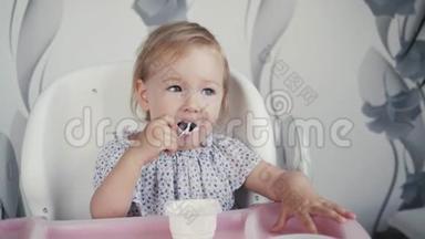 女孩在厨房里吃酸奶，小婴儿食品，孩子<strong>用勺子</strong>吃饭