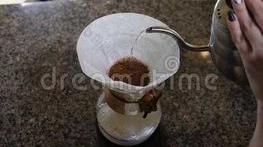 现代和替代的咖啡制作方式。 咖啡师用咖啡机冲泡咖啡。 双手合拢