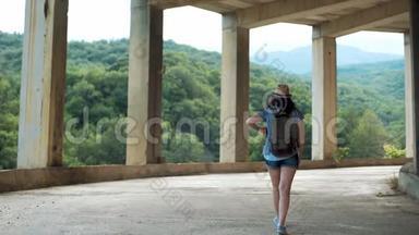 年轻的女旅行者带着背包在古城散步