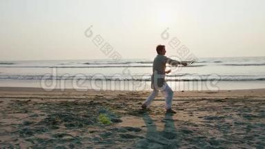 日落时分，一位资深女士在海滩上练习<strong>太极</strong>气球