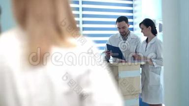 医生在医院前台查看病人文件夹