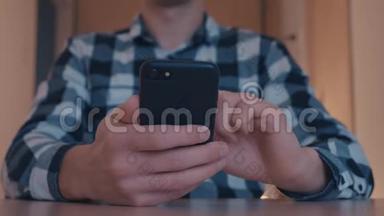 男人手滚动图片，照片在Instagram应用程序使用智能手机在办公室。 关门