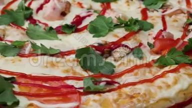披萨背景，奶酪特写.. 框架。 宏观视野中的新鲜披萨。 披萨与莫扎雷拉，火腿，半樱桃番茄