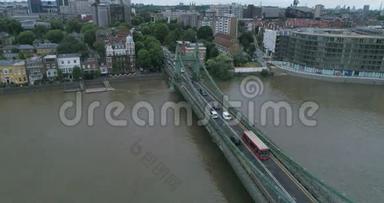 伦敦哈默史密斯大桥和泰晤士河的空中降景