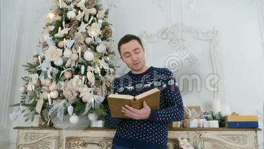 站在圣诞树旁边的一本书上，年轻人大声<strong>朗读</strong>