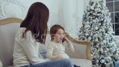 小男孩在电话里说，他和妈妈一起坐在沙发上准备圣诞礼物