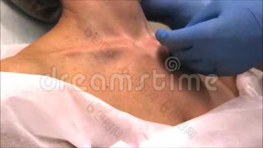 皮肤科医生在美容手术前用肉毒杆菌毒素消毒<strong>颈部</strong>皮肤