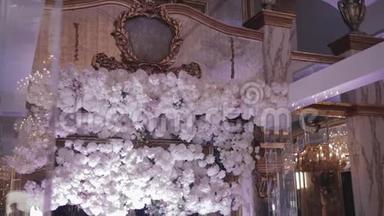餐厅婚礼装饰及安排.. 一朵朵白色的玫瑰和菊花挂在新婚夫妇的头桌上