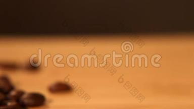咖啡豆跟踪镜头-掉落咖啡豆-新鲜冲泡的咖啡与全咖啡豆。