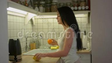 女青年家庭主妇在水流下洗厨房新鲜水果，准备水果沙拉