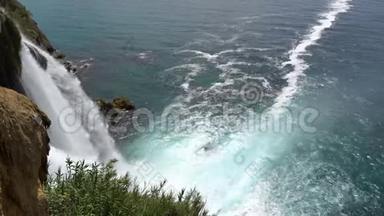 图为在土耳其安塔利亚落入海中的下都登瀑布。 顶部视图