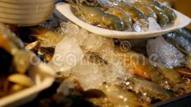 夜市柜台上的亚洲海鲜，虾，小<strong>龙虾</strong>，<strong>螃蟹</strong>.. 泰国，芭堤雅
