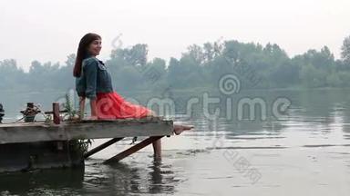 女人的双腿挂在<strong>木墩</strong>上的河里