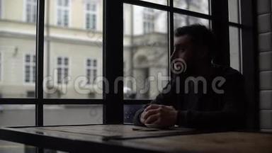 布鲁内特曼看着窗外的咖啡馆。