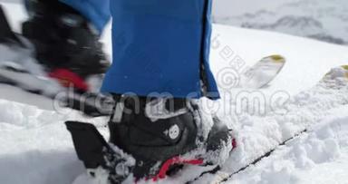 雪景上的靴子细节。 登山滑雪活动.. 高山滑雪者冬季运动
