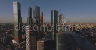商业中心莫斯科城，航拍无人机.. 莫斯科的玻璃和混凝土摩天大楼。 商务