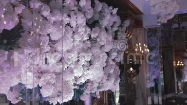 餐厅婚礼装饰及安排.. 一朵朵白色的玫瑰和菊花挂在新婚夫妇的头桌上
