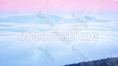 圣诞节早晨下雪，粉红色的橙色日出在雾蒙蒙的冬山上。 山谷中浓雾之上的山峰.