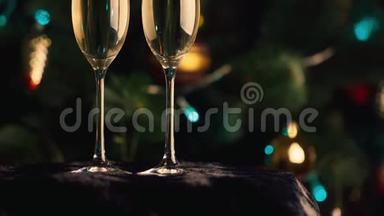 圣诞树背景上的<strong>两杯香槟</strong>。 庆祝圣诞节和新年