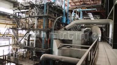 工业电厂内的设备、电缆和管道。场景。在一个巨大的天然气工业工厂里