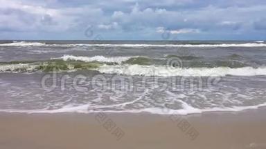 波浪接近海滩