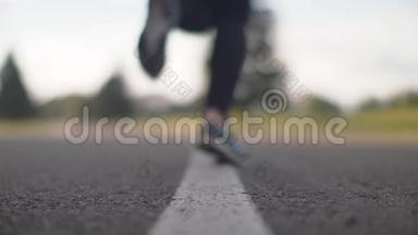 女跑步者的腿开始在路上奔跑。 穿<strong>跑鞋</strong>的女人腿特写