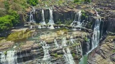 无人机展示岩石间瀑布梯级的图片