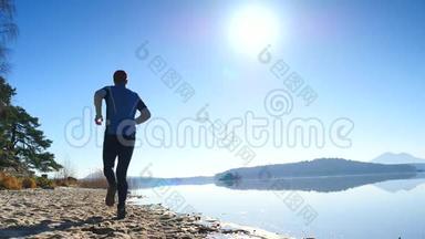 中午，戴着太阳镜、红色棒球帽和蓝色黑色运动服的高个子正在海滩上跑步和锻炼。 体育运动