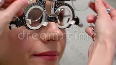 在眼科医生招待会上的女人。 眼睛检查和眼镜镜片的选择