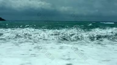 沸腾的大海。 巨浪向岸边翻滚. 海面上波涛汹涌，白色的泡沫飞溅在岸边.