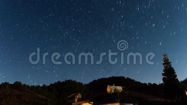 时光流逝之星在特罗多斯山脉的一座房子上穿梭。