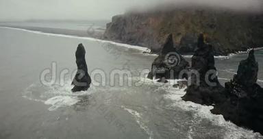 科普特<strong>远离</strong>冰岛的黑色火山海滩和巨魔脚趾悬崖。 雾中美丽的风景。