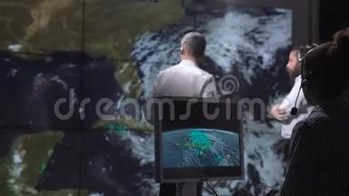 研究人员在监视器上追踪飓风