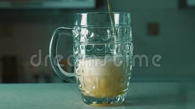 啤酒倒在酒吧的杯子里。 在酒吧或酒吧桌上用玻璃倒啤酒