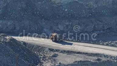 大型黄色卡车在一个石棉矿物采石场运输矿石。