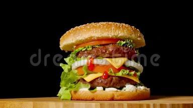 大汉堡配牛肉、西红柿、蘑菇和黄瓜，配上融化的奶酪，在黑色的木板上旋转