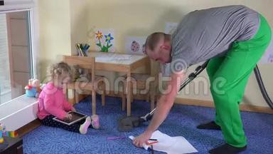 男胡佛儿童房和小女孩坐在地上玩平板电脑