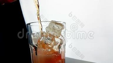 将橙色饮<strong>料酒</strong>精鸡尾酒倒入杯中，杯中有黑色背景的冰块