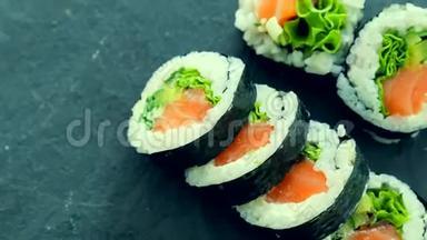 午餐时间在餐厅提供日本寿司卷，提供亚洲美食