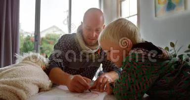 父亲帮助孩子在家画画