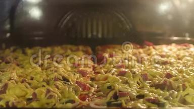 美味，丰盛的披萨是在烤箱里煮的，时间圈。 特写镜头。 慢动作，1920x1080，全高清