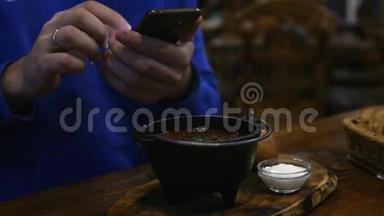 一个男人正在咖啡馆里制作一部照片手机。 慢动作，1920x1080，全高清