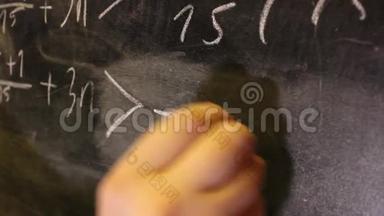 黑板上的数学方程式